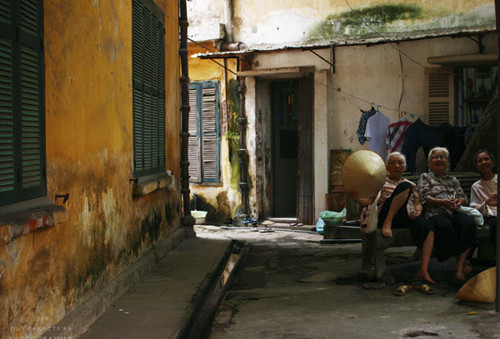 Những đôi bạn già hàn huyên chuyện đời Những đôi bạn già hàn huyên chuyện đời