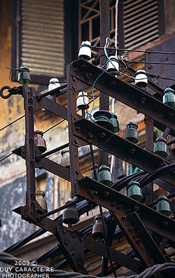 Buổi sáng thức giấc, mở cánh cửa sổ, những cột điện sừng sững cũng "ngủ" một đêm bình yên trên phố phường Buổi sáng thức giấc, mở cánh cửa sổ, những cột điện sừng sững cũng "ngủ" một đêm bình yên trên phố phường