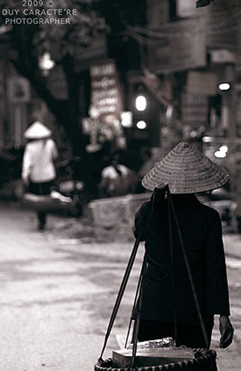 Bờ vai ai nặng trĩu gánh khổ cuộc đời Bờ vai ai nặng trĩu gánh khổ cuộc đời