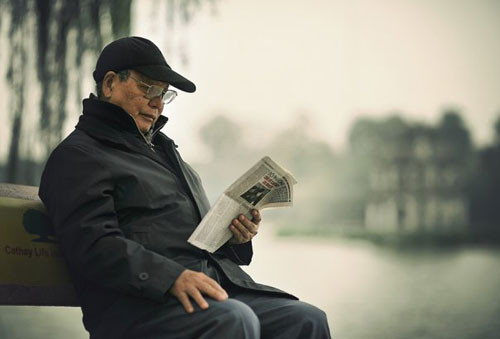 Đọc báo- thú vui của người già