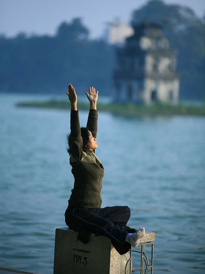 Mỗi sáng, tập thể dục là thú vui và thói quen của những người Hà Thành. Nơi nhộn nhịp và vội vàng của Hà Nội, vẫn có những phút tĩnh lặng, thanh thản.