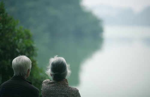 Là cùng ôn lại những kỷ niệm đã xa, là ngồi tĩnh lặng bên ghế đá ngắm nhìn sự đời
