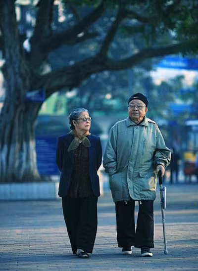 Phút lặng đó là khi cùng người bạn trăm năm dạo bước mỗi sáng. mỗi chiều