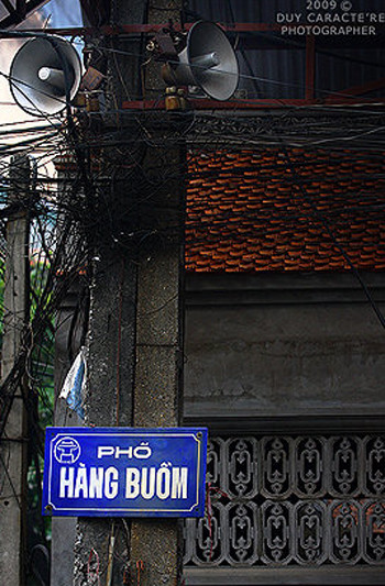 Bản nhạc từ chiếc loa phường, một âm thanh in sâu vào tâm tưởng mỗi chúng ta Bản nhạc từ chiếc loa phường, một âm thanh in sâu vào tâm tưởng mỗi chúng ta