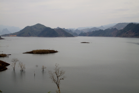 Giữa hồ thấp thoáng những ngọn đồi xưa. Giữa hồ thấp thoáng những ngọn đồi xưa.