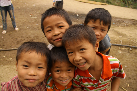 Lũ trẻ thích thú khi được chụp ảnh. Lũ trẻ thích thú khi được chụp ảnh.