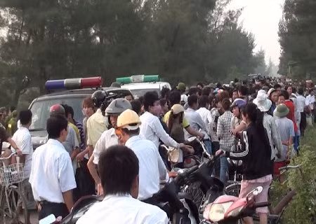 Trước đó nhiều tên cẩu tặc tại Nghệ An đã bị người dân đốt xe, đánh chết khi đi hành nghề. (Cảnh sát 113 Nghệ An và Công an huyện Nghi Lộc trong một lần cố giải cứu 2 tên cẩu tặc bị người dân đánh trọng thương tại xã Nghi Xuân, huyện Nghi Lộc trước đó không lâu)