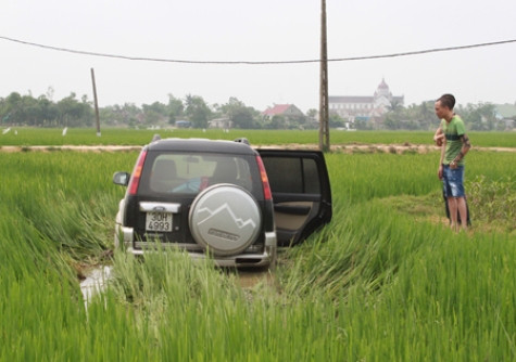 Sau khi đâm làm cô gái đi bắt cua về bị thương nặng, chiếc xe ô tô tiếp tục chạy thêm khoảng 50m rồi lao xuống ruộng lúa ven đường.
