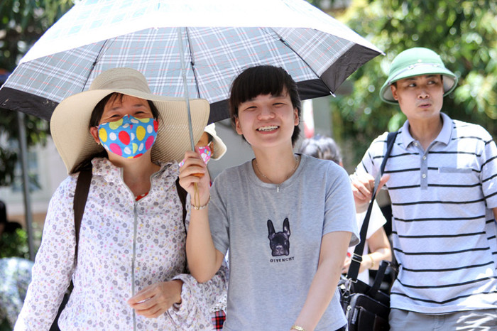 Thí sinh ra khỏi phòng thi với tâm trạng thoải mái. Ảnh Xuân Trung Thí sinh ra khỏi phòng thi với tâm trạng thoải mái. Ảnh Xuân Trung