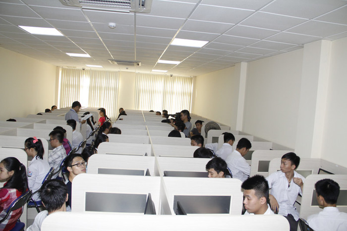 Thí sinh được thi trong phòng thi rộng rãi thoáng mát như văn phòng công chức với điều hòa và quạt mát. Thí sinh được thi trong phòng thi rộng rãi thoáng mát như văn phòng công chức với điều hòa và quạt mát.