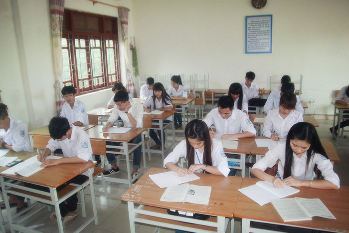 Học sinh trường THPT Cô Tô gấp rút ôn tập chuẩn bị cho kỳ thi “2 chung”. Ảnh Thùy Linh Học sinh trường THPT Cô Tô gấp rút ôn tập chuẩn bị cho kỳ thi “2 chung”. Ảnh Thùy Linh