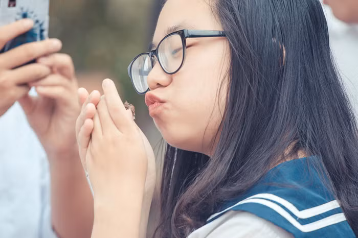 Cô Thùy Dương tâm sự: "Cô để ý thấy có một bạn gái bé nhỏ, tóc buộc phía sau nâng một chú chim yếu ớt không bay được...cô bé đỡ lấy chú chim và thả vào khu vườn cỏ, dưới gốc phượng. Có lẽ cô bé sợ các bạn vô ý dẫm phải chú chim bé bỏng đó khi họ mải chơi đùa. Hình ảnh ấy là hình ảnh khiến cô cảm động và ghi nhớ...