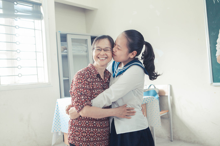 Tình cảm của trò dành cho người mẹ hiền trên bục giảng.