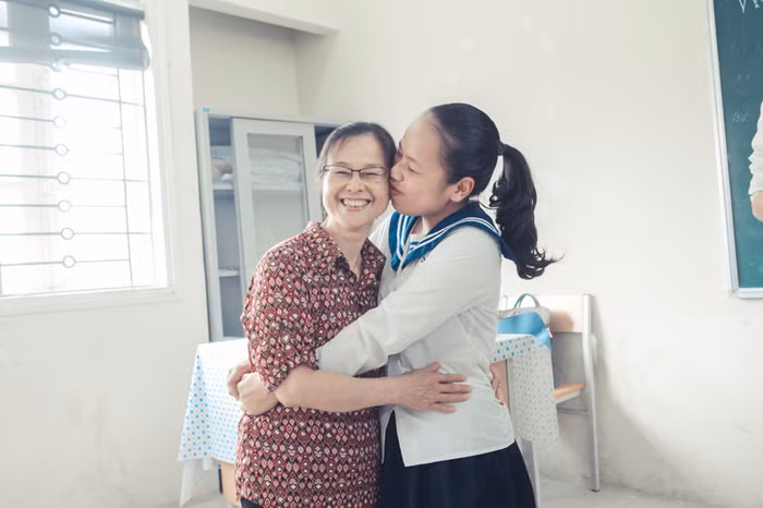 Tình cảm của trò dành cho người mẹ hiền trên bục giảng.