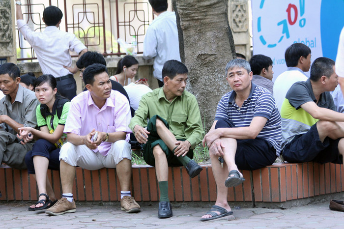 Các ông bố cũng tranh thủ ngồi sát lại nhau để chuyện trò lúc chờ con. Các ông bố cũng tranh thủ ngồi sát lại nhau để chuyện trò lúc chờ con.