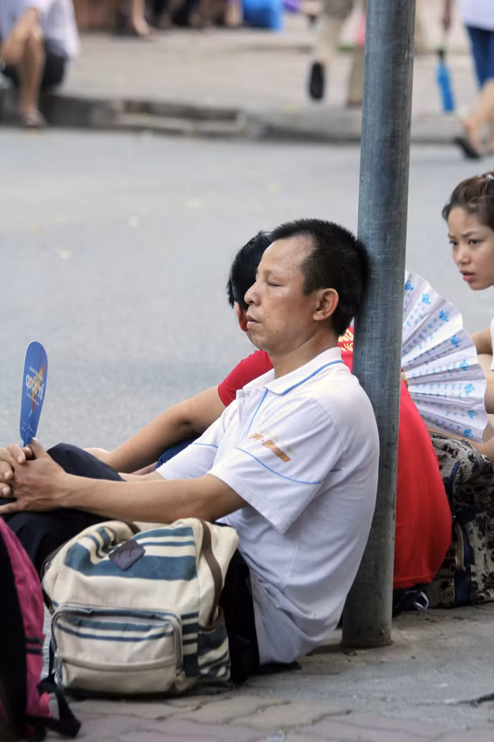 Mệt mỏi nhưng người bố này lúc nào cũng mong muốn con thi thật tốt.