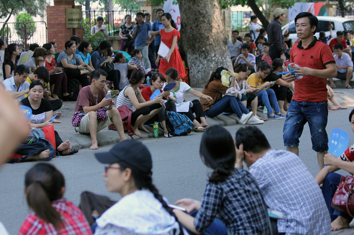 Bên ngoài, dưới trời nắng nóng rất nhiều phụ huynh và người nhà thí sinh đứng, ngồi chờ mướt mồ hôi. Bên ngoài, dưới trời nắng nóng rất nhiều phụ huynh và người nhà thí sinh đứng, ngồi chờ mướt mồ hôi.