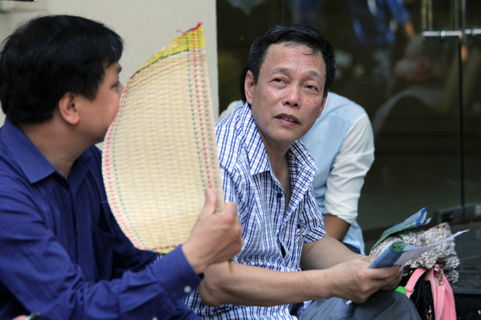 Hầu như các vị phụ huynh đều mang theo chiếc quạt nan để tránh nóng. Hầu như các vị phụ huynh đều mang theo chiếc quạt nan để tránh nóng.