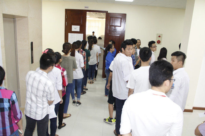 Bên ngoài phòng thi khác, số thí sinh chuẩn bị được gọi vào thi. Các em đang nghe giám thị đọc số báo danh, quy chế thi. Bên ngoài phòng thi khác, số thí sinh chuẩn bị được gọi vào thi. Các em đang nghe giám thị đọc số báo danh, quy chế thi.