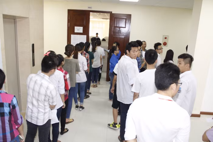 Bên ngoài phòng thi khác, số thí sinh chuẩn bị được gọi vào thi. Các em đang nghe giám thị đọc số báo danh, quy chế thi. Bên ngoài phòng thi khác, số thí sinh chuẩn bị được gọi vào thi. Các em đang nghe giám thị đọc số báo danh, quy chế thi.