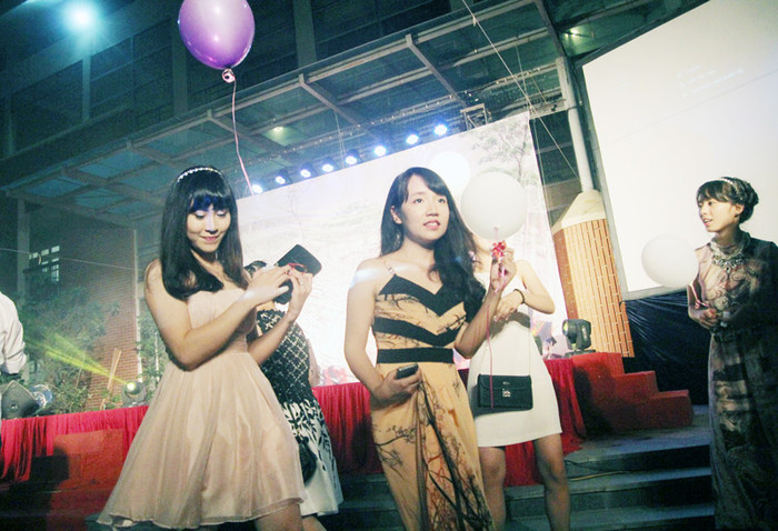 Tri ân các thầy cô, bố mẹ, những em học sinh lớp 12 này sắp bước vào ngưỡng cửa cuộc đời với nhiều thử thác phía trước. Hơn hết các em được sự ủng hộ của cha mẹ, thầy cô để vượt qua những thử thách trước mắt.