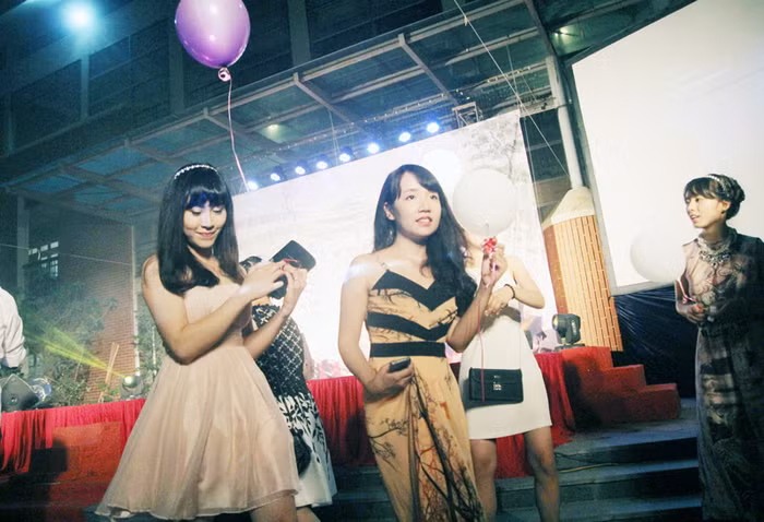 Tri ân các thầy cô, bố mẹ, những em học sinh lớp 12 này sắp bước vào ngưỡng cửa cuộc đời với nhiều thử thác phía trước. Hơn hết các em được sự ủng hộ của cha mẹ, thầy cô để vượt qua những thử thách trước mắt.