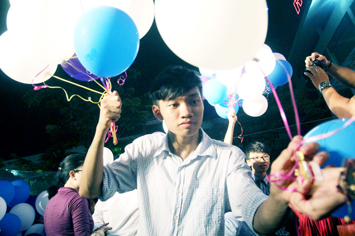 Trong mỗi chùm bóng bay này là những lời chúc, những lời nhắn nhủ của các em học sinh khóa dưới dành cho các anh chị.