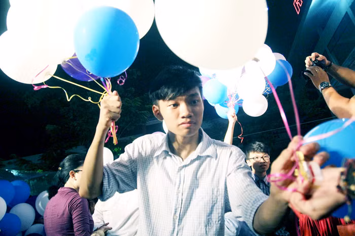 Trong mỗi chùm bóng bay này là những lời chúc, những lời nhắn nhủ của các em học sinh khóa dưới dành cho các anh chị.