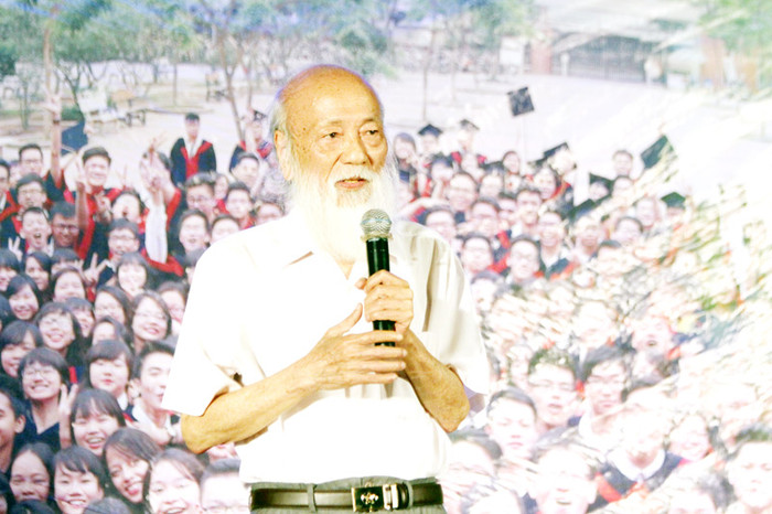 Cuộc đời chúng ta đang ở phía trước, tất cả là do chúng ta quyết định, với những nền móng là những năm học ở nhà trường, chúng ta sẽ tiến vững, tiến chắc - thầy Cương căn sặn các trò.