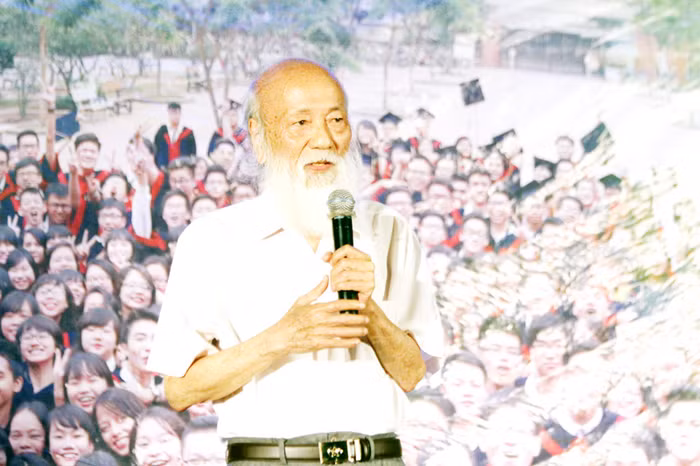 Cuộc đời chúng ta đang ở phía trước, tất cả là do chúng ta quyết định, với những nền móng là những năm học ở nhà trường, chúng ta sẽ tiến vững, tiến chắc - thầy Cương căn sặn các trò.