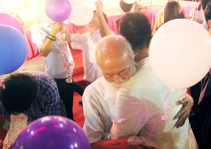 Trong Lễ tri ân, thầy Văn Như Cương xúc động ôm từng học trò của mình vào lòng và nhắn nhủ những yêu thương, mong các trò thành công trên bước đời sắp tới.