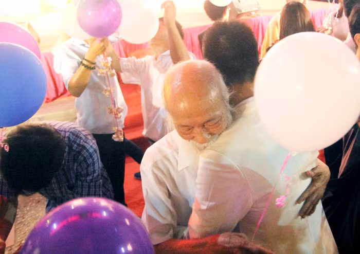 Trong Lễ tri ân, thầy Văn Như Cương xúc động ôm từng học trò của mình vào lòng và nhắn nhủ những yêu thương, mong các trò thành công trên bước đời sắp tới.