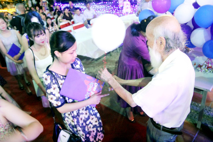 Tận tay thầy Cương trao những lời chúc của các em học sinh khóa dưới đến các trò lớp 12.