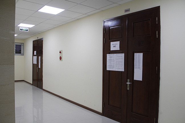 Dãy hành lang một khu vực thi. Dãy hành lang một khu vực thi.