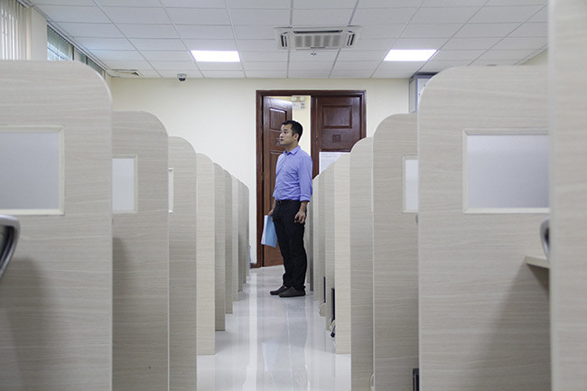 Phòng thi được bố trí ngăn nắp, sạch sẽ. Phòng thi được bố trí ngăn nắp, sạch sẽ.