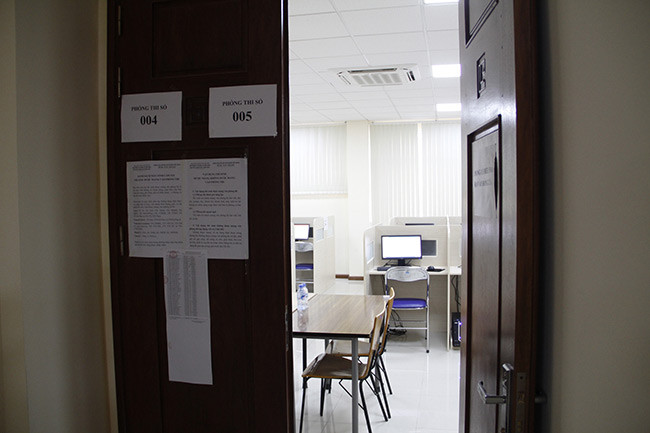 Quang cảnh một phòng thi nhìn từ bên ngoài. Quang cảnh một phòng thi nhìn từ bên ngoài.