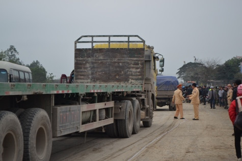 Nhận được tin báo về vụ tai nạn, lực lượng CSGT đã nhanh chóng có mặt điều tiết giao thông và điều tra nguyên nhân.