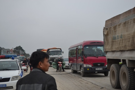Vụ tai nạn đã làm tuyến Quốc lộ 1A chạy qua đây ùn tắc nghiêm trọng.