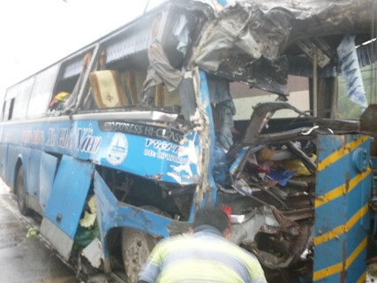 Đầu chiếc xe khách bị nát bét sau cú va chạm mạnh Đầu chiếc xe khách bị nát bét sau cú va chạm mạnh