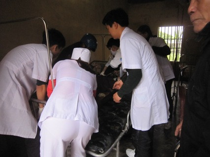 Các cán bộ y tế đang băng bó, sơ cứu vết thương cho các nạn nhân bị thương trong vụ nổ xe khách chiều ngày 17/2 Các cán bộ y tế đang băng bó, sơ cứu vết thương cho các nạn nhân bị thương trong vụ nổ xe khách chiều ngày 17/2