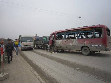 Hiện trường vụ nổ xe khách kinh hoàng tại Diễn Châu làm 2 người tử vong tại chỗ Hiện trường vụ nổ xe khách kinh hoàng tại Diễn Châu làm 2 người tử vong tại chỗ