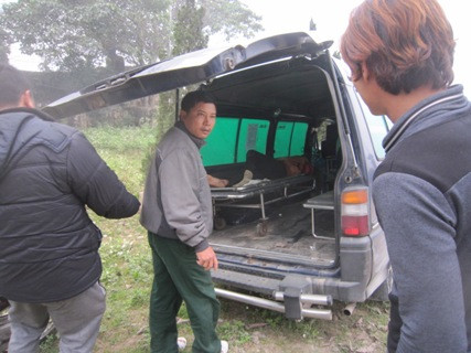 Các nạn nhân trong vụ nổ xe khách bị thương được đưa lên xe cấp cứu để chuyển về bệnh viện kiểm tra các vết thương Các nạn nhân trong vụ nổ xe khách bị thương được đưa lên xe cấp cứu để chuyển về bệnh viện kiểm tra các vết thương