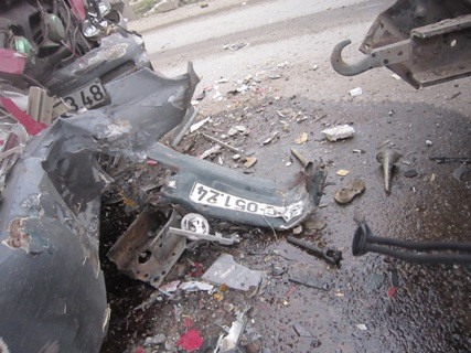 Nhiều chi tiết của chiếc xe khách bị nát vụn thành sau vụ nổ kinh hoàng và vụ va chạm. Nhiều chi tiết của chiếc xe khách bị nát vụn thành sau vụ nổ kinh hoàng và vụ va chạm.