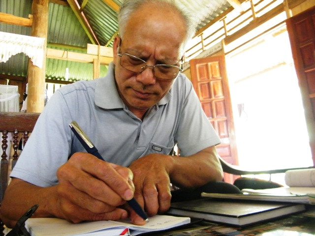 Cứ ngồi vào bàn soạn giáo án là ông Lo như quên thời gian. Cứ ngồi vào bàn soạn giáo án là ông Lo như quên thời gian.