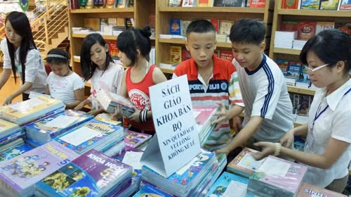 Đổi mới chương trình và SGK phải giữ được tính bền vững trong khoảng 10 - 15 năm. Đổi mới chương trình và SGK phải giữ được tính bền vững trong khoảng 10 - 15 năm.