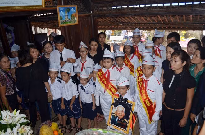 Giây phút xúc động của đoàn tại ngôi nhà Đại tướng.