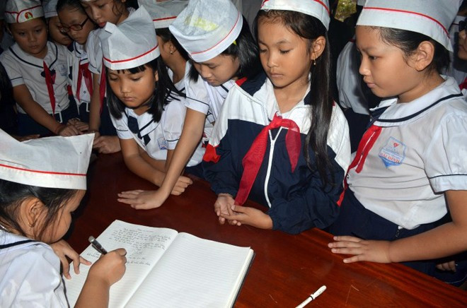 Sau khi làm lễ tưởng niệm, các học sinh viết lưu bút vào sổ tang Đại tướng Võ Nguyên Giáp. Sau khi làm lễ tưởng niệm, các học sinh viết lưu bút vào sổ tang Đại tướng Võ Nguyên Giáp.