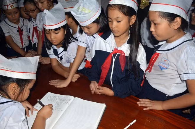 Sau khi làm lễ tưởng niệm, các học sinh viết lưu bút vào sổ tang Đại tướng Võ Nguyên Giáp.
