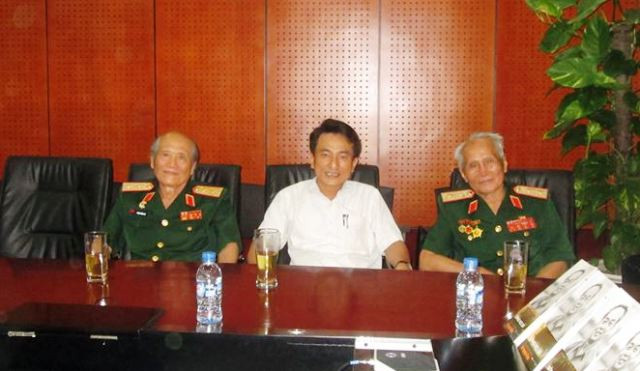 Thầy Trần Trung Hiếu chụp hình chung với tướng Nguyễn Quốc Thước và tướng Phạm Hồng Cư trong dịp sinh nhật 103 tuổi của Đại tướng Võ Nguyên Giáp. Thầy Trần Trung Hiếu chụp hình chung với tướng Nguyễn Quốc Thước và tướng Phạm Hồng Cư trong dịp sinh nhật 103 tuổi của Đại tướng Võ Nguyên Giáp.