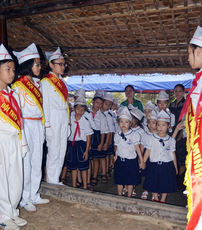 Các em nhỏ lần lượt nắm tay nhau xếp thành hai hàng nghiêm trang vào viếng Đại tướng. Các em nhỏ lần lượt nắm tay nhau xếp thành hai hàng nghiêm trang vào viếng Đại tướng.